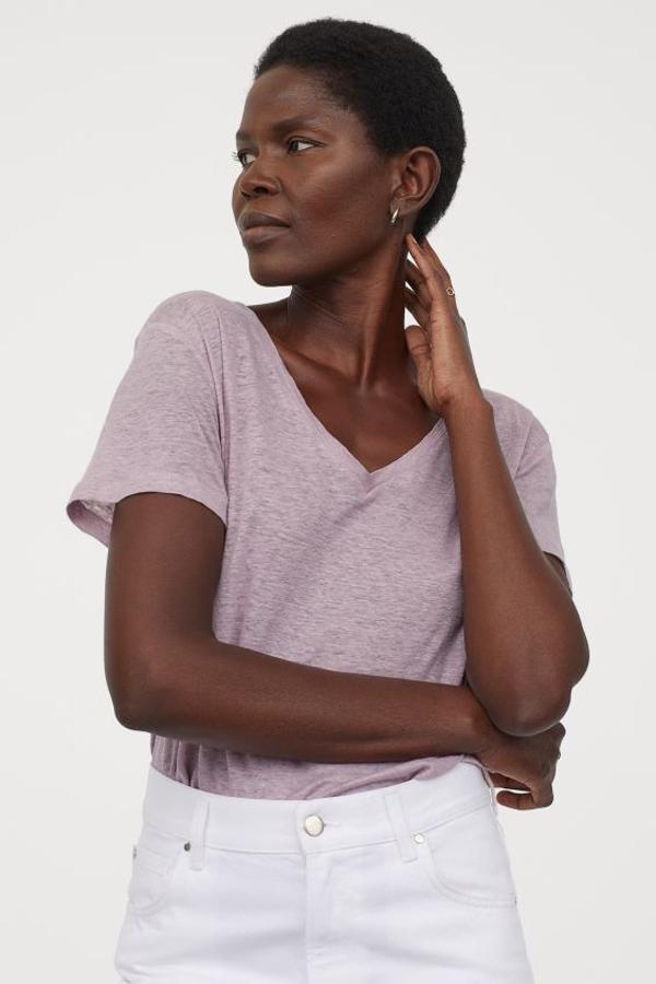 En punto vaporoso de lino con escote de pico, esta camiseta en lila claro es de corte holgado, tiene un precio de 12,99 euros y está disponible entre las tallas XS y XXL.