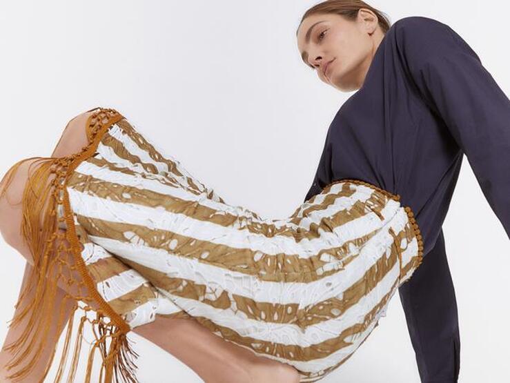 Fotos: Las faldas de flecos más originales y favorecedoras que vas a encontrar en las rebajas