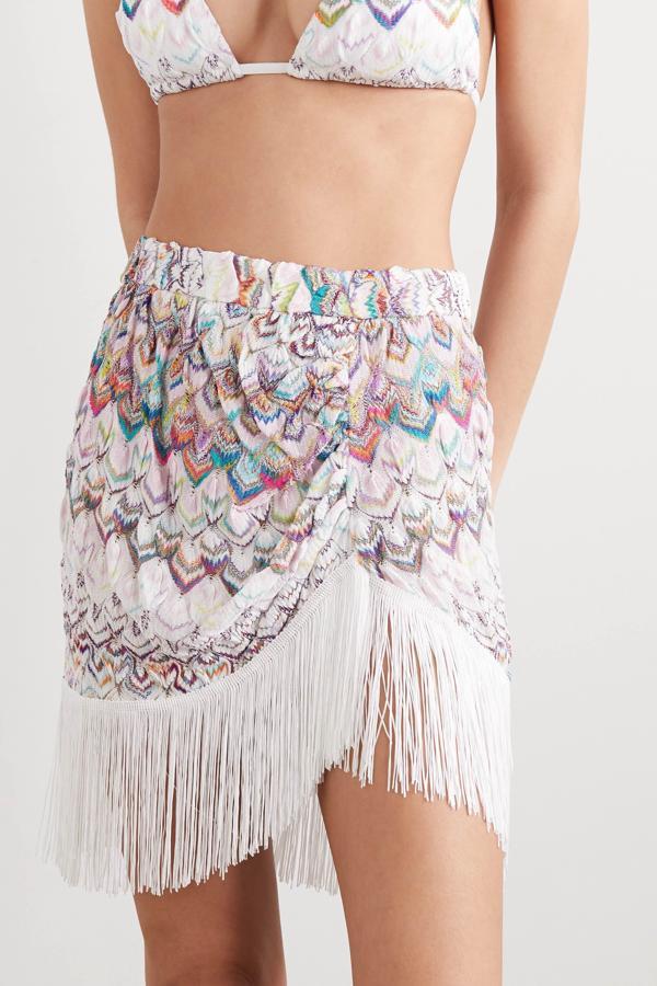 Falda pareo con cinturilla fruncida, estampado multicolor y flecos en el bajo, de Missoni (390 €).