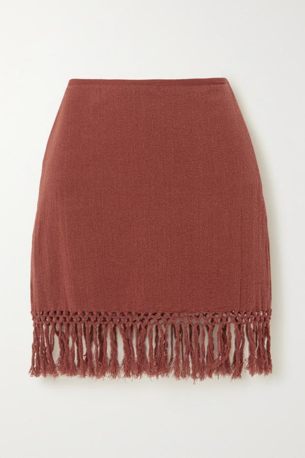 Minifalda de algodón con flecos de macramé, de Savannah Morrow The Label (280 €).