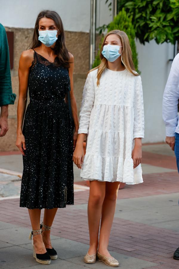 En la visita a Mérida de los Reyes, la Reina Letizia escogió este conjunto de falda midi y top lencero de la firma española Poète, que pasó desapercibido por los looks de  la princesa Leonor y la infanta Sofía con vestidos de Zara .
