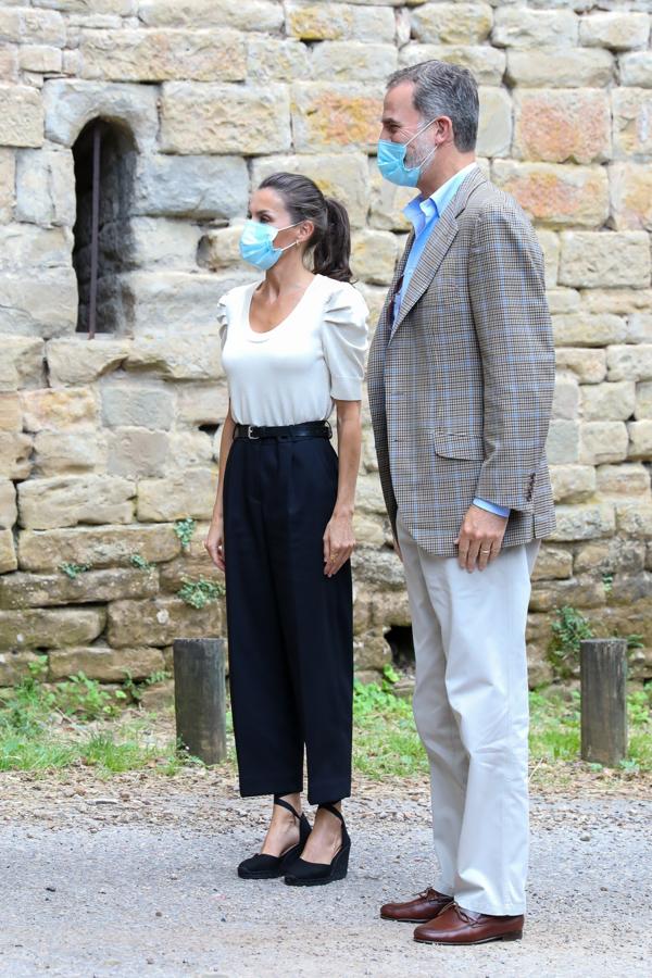 La Reina disfrutó junto a Felipe VI de su visita por Jaca, Huesca. Una cita para la que  cambió por completo su registro  llevando esta vez unos pantalones negros de pinzas y talle alto y un top blanco de punto de Massimo Dutti.