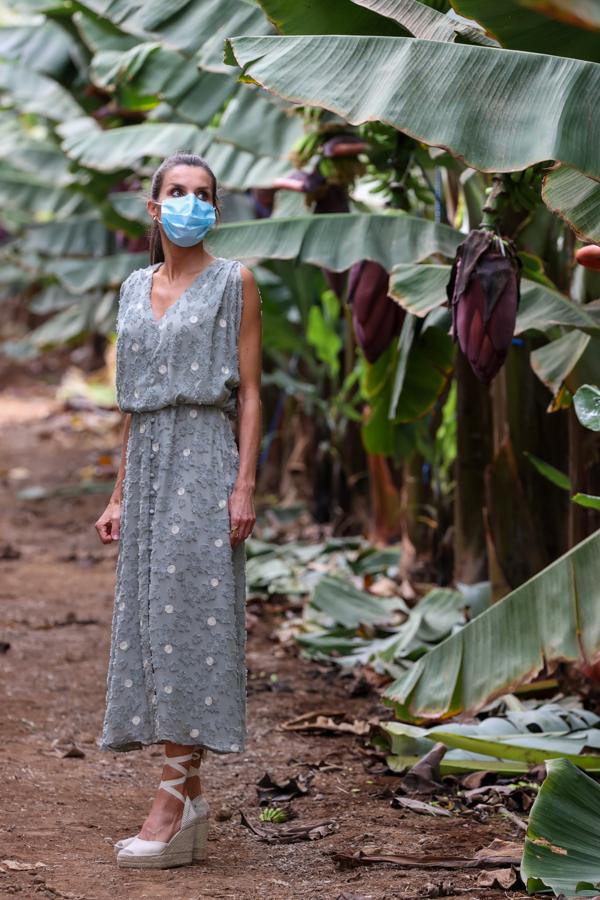 Un vestido de las rebajas de Zara de apenas 20 euros. Este fue el look elegido por Letizia en su primera parada en la gira por España: Canarias.