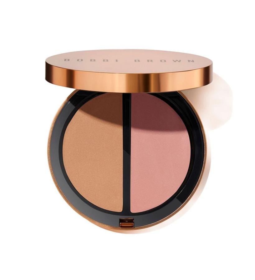 El polvo bronceador suave y mate proporciona una apariencia natural bañada por el sol, mientras que el polvo bronceador con brillo, brinda un acabado cálido y luminoso. Su formulación está libre de parabenos, ftalato, sulfatos, sulfito y gluten.  Bronzing Powder Duo de Bobbi Brown  (44 €).