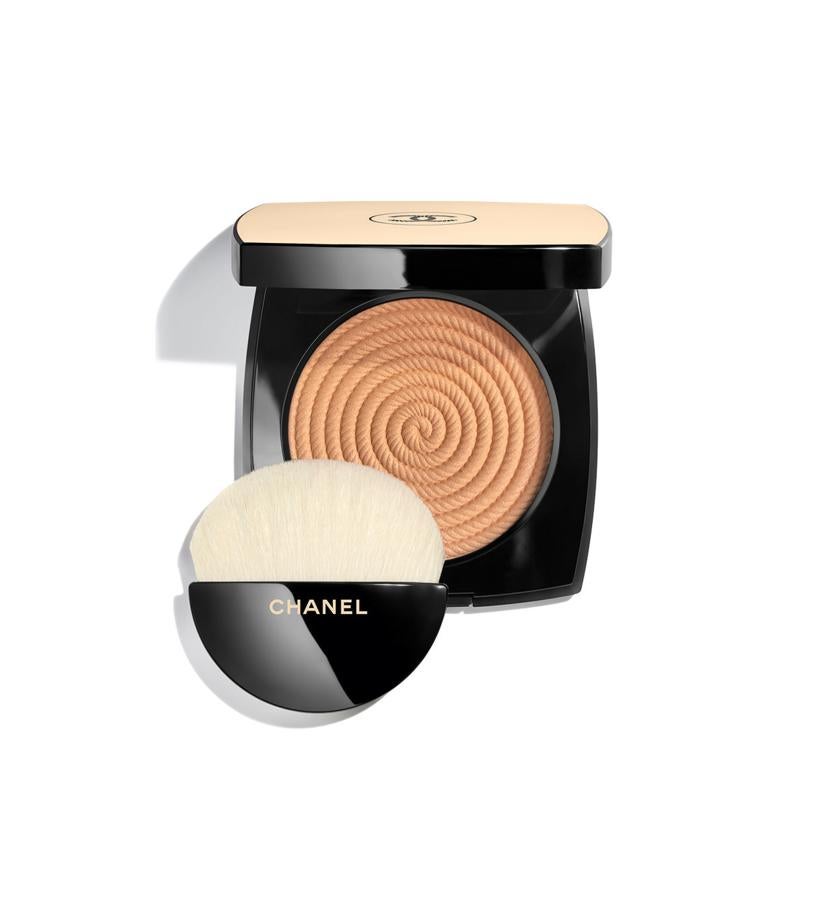 Estos polvos ligeros y aéreos proporcionan una luminosidad sutil a la tez, acentuada por unos pigmentos luminosos con reflejos dorados. Su fórmula incorpora extracto de kalanchoe, conocido por sus propiedades hidratantes y antioxidantes, que preserva el efecto buena cara instantáneo. Disponible en dos tonos. Poudre Bele Mine Illuminatrice Les Beiges de Chanel (57 €).