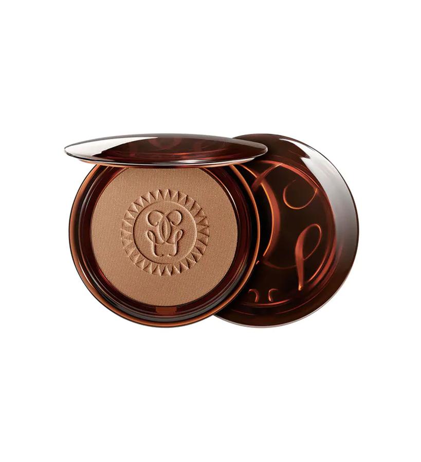 El producto estrella de la casa este año nace en formato mini, fácil de transporta. Enriquecida con ingredientes activos hidratantes, su fórmula no reseca la piel y garantiza un confort duradero. Disponible en tres tonos.  Mini Terracotta de Guerlain  (19,95 €).