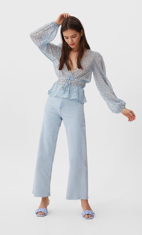 Blusa cruzada y estampada con tejido samitransparente, rebajada de 15,99 a 9,99 euros.