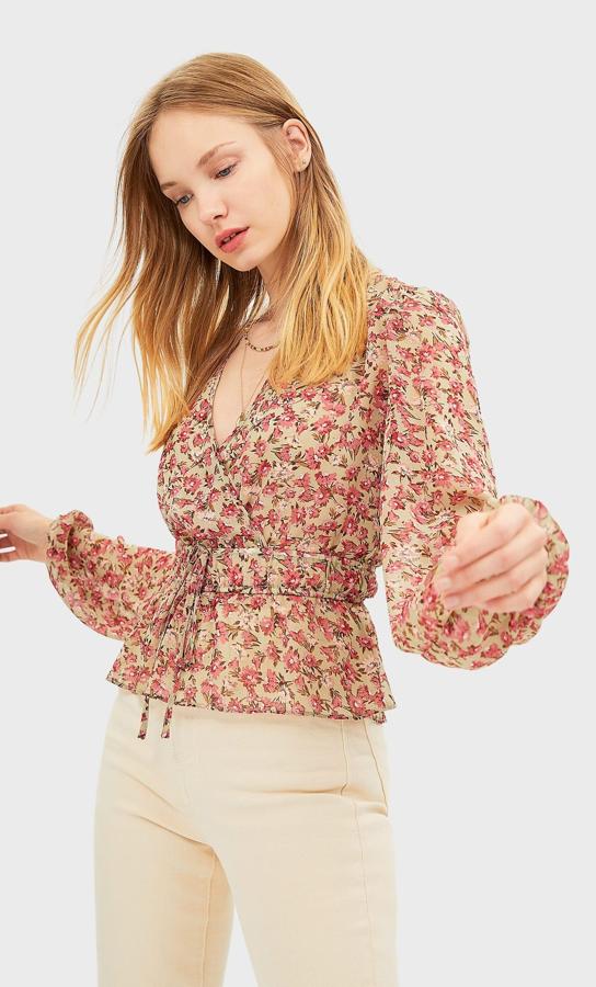 Blusa de flores y escote en pico, rebajada de 15,99 a 9,99 euros.