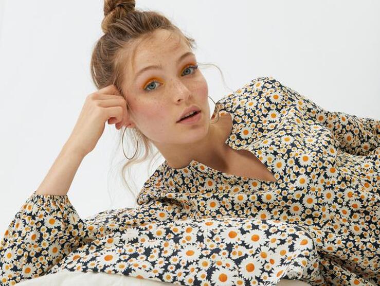 Fotos: Camisas y blusas de las rebajas de Stradivarius para triunfar por menos de 10 euros