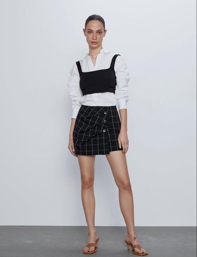Pantalón corto de cuadros, de Zara, (15,99 euros).