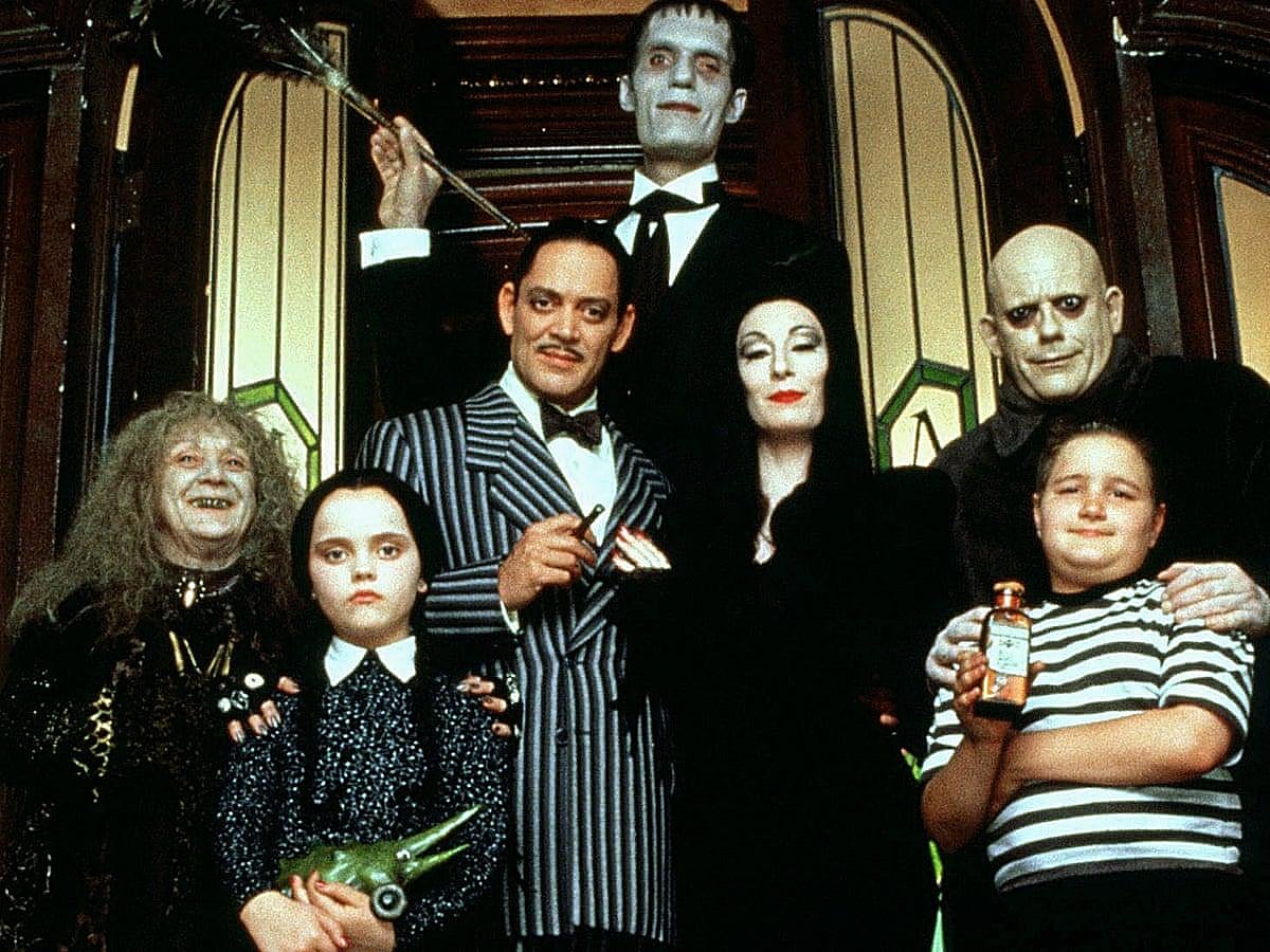 Sí, tiene sus añitos, pero La familia Addams (HBO) envejece bien con su mezcla de humor negro, estética gótica y ternurismo de fondo. Y no hay pareja más mortalmente romántica que la que forman Gómez y Morticia (una siempre genial Anjelica Houston).