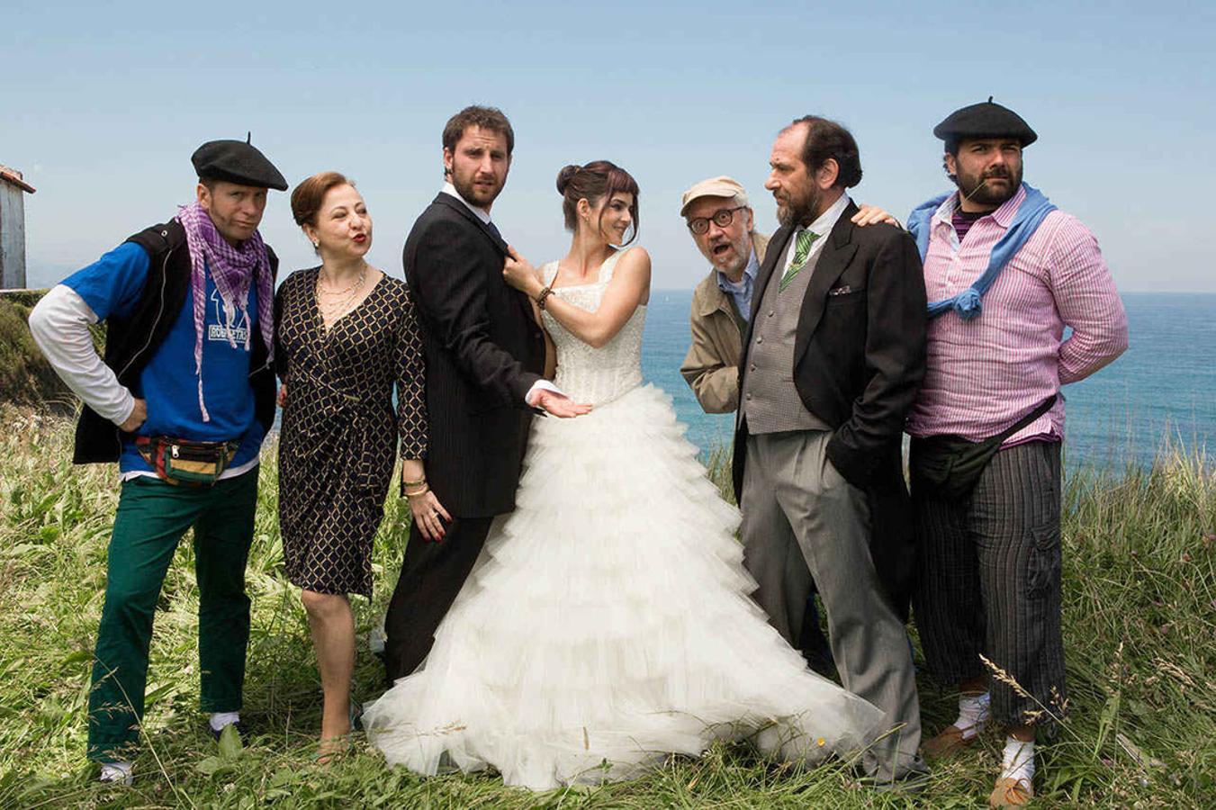 ¿Vascos y sevillanos riéndose de los estereotipos más sangrantes de ambos bandos? Ocho apellidos vascos (Amazon) Podía ser un exitazo o un desastre, más aún con un Dani Rovira estrenándose en el mundo del cine y una Clara Lago más habituada al drama que a la comedia (spoiler: fue exitazo).