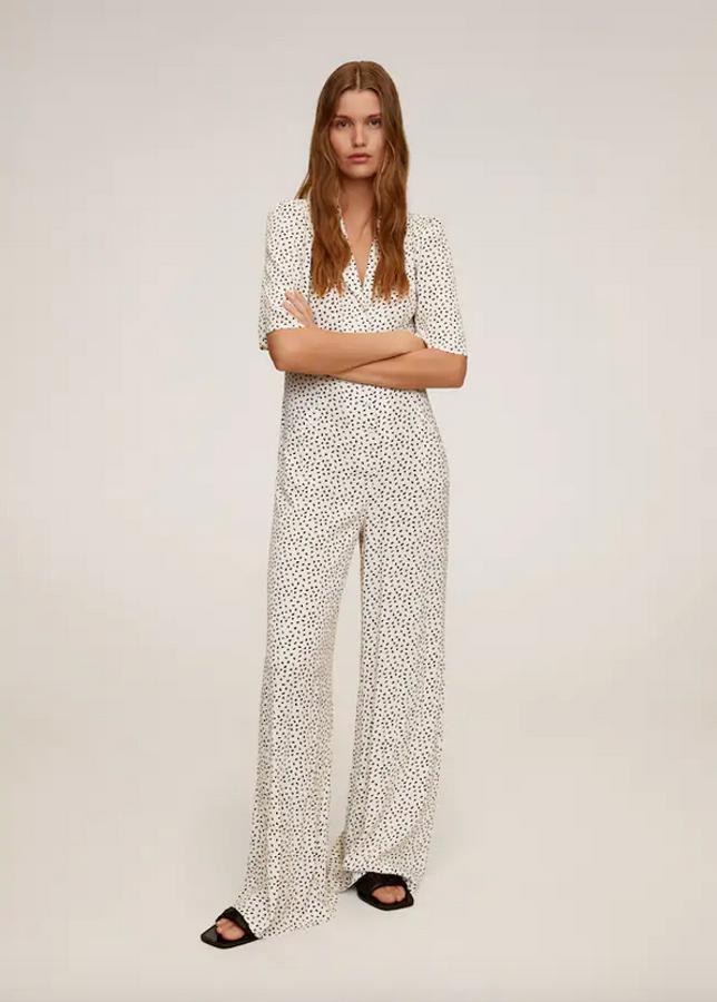 Estampado de granos de arroz en color negro sobre fondo blanco para este mono largo de Mango con cuello pico con solapa y manga corta. Tiene bolsillos de parche en el frontal y de 39,99 euros ha pasado a 22,99 euros. Está disponible entre las tallas XS y L.