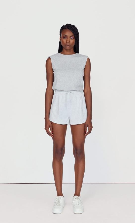 Este pantalón corto deportivo con cintura elástica es de Stradivarius y está confeccionado en felpa y tiene cierre de cordón. Cuesta 9,99 euros y está agotado en todas las tallas pero en la web está previsto que vuelvan próximamente.