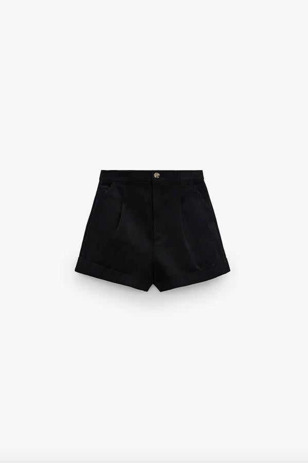 En color negro, de tiro alto y bolsillos de plastrón en la espalda, estos shorts son de Zara y vienen con detalle de pinzas en delantero. Con un precio de 22,95 euros y están disponibles entre las tallas XS y XL.