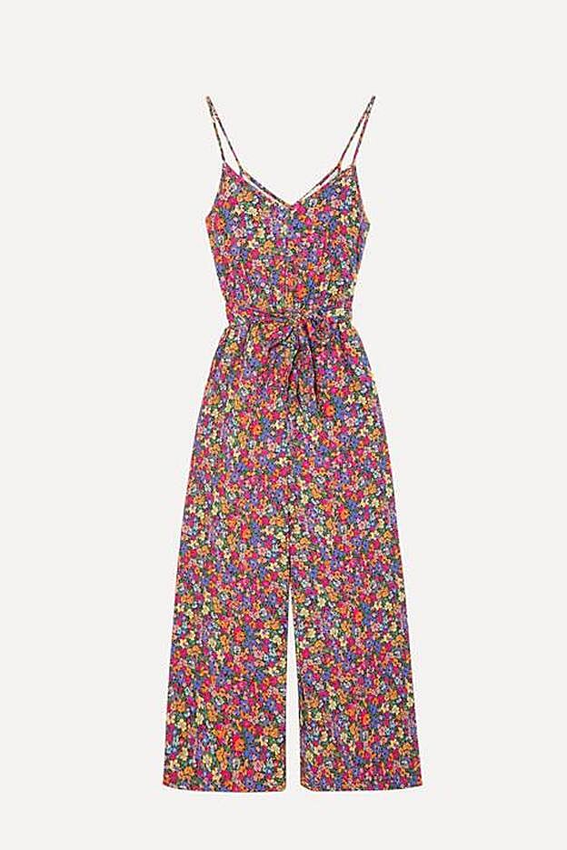 Aunque este mono de flores de la nueva colección de Oysho parece una prenda exclusivamente para el día, nosotras vamos a amortizar bien la compra y buscarle el perfecto look para la noche.