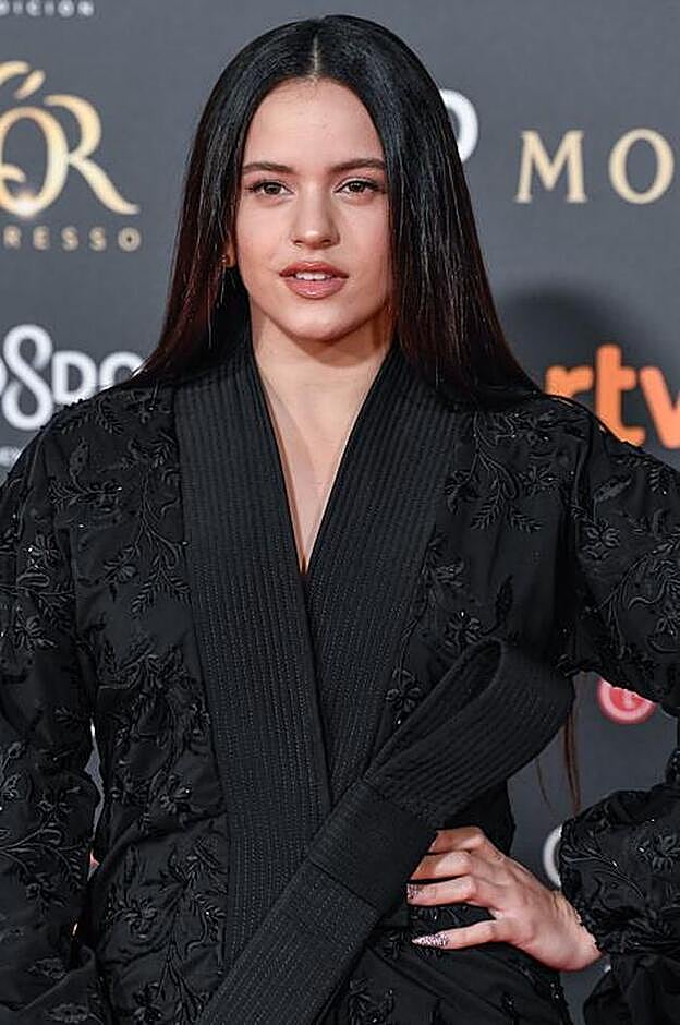 Una imagen no demasiado frecuente de Rosalía: con la melena planchada.