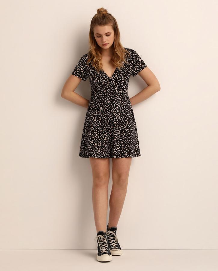 Minivestido con manga corta y escote de pico, de las rebajas de Easy Wear (19,99 €).