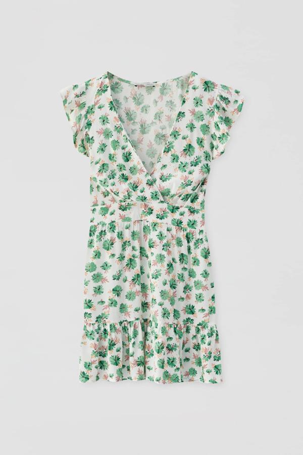 Con manga corta de volantes y escote de pico, de las rebajas de Pull & Bear (17,99 €).