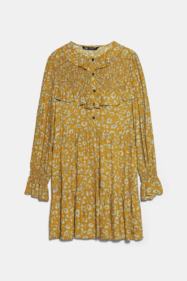 Con manga larga, botonadura frontal y solapas de volantes, de las rebajas de Zara (12,99 €)