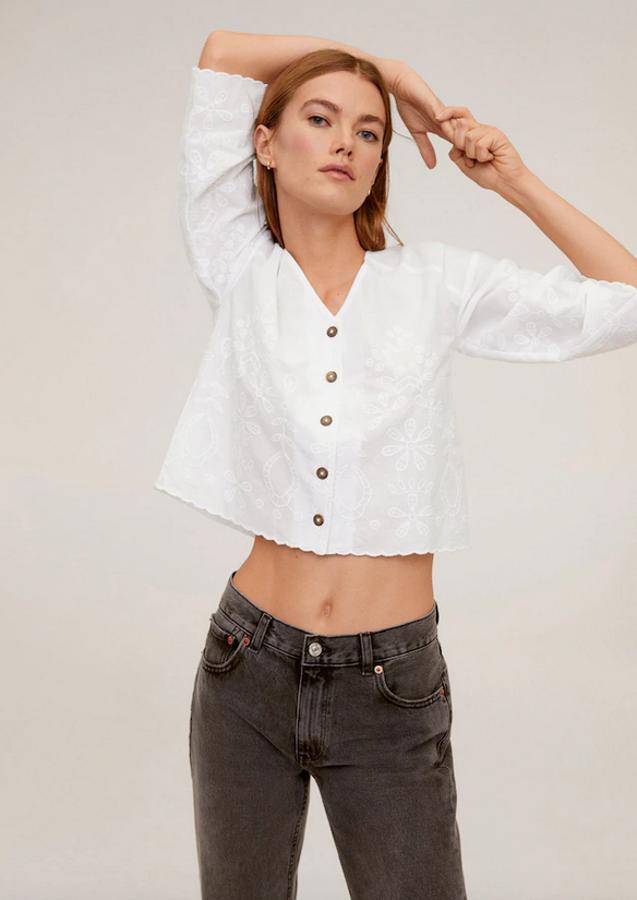 Confeccionada en algodón orgánico, esta blusa blanca viene con cuello de pico, manga tres cuartos y bordado floral. Con botones efecto carey a contraste, costaba 29,99 euros y ahora podemos comprarla por 19,99 euros únicamente en la talla M.