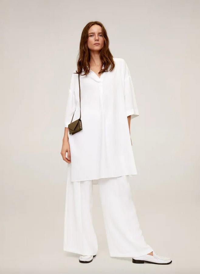 Diseño oversize para esta blusa de estilo camisero con escote de pico y manga tres cuartos. Con cierre de lazo en la parte posterior, costaba 39,99 euros y ahora podemos encontrarla por 19,99 euros entre las tallas S y XL.