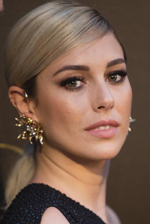 Si lo que quieres es salir de la tradicional raya el medio, haz como Blanca en una gala de premios y recoge tu melena en una coleta baja con la raya a un lado.