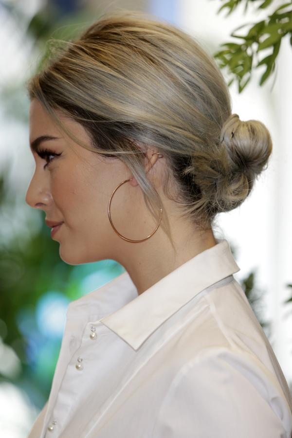 Blanca Suárez es muy fuel a los moños y los ha lucido de diferentes maneras. Como en esta ocasión, que lo llevó semidespeinado y con mechones sueltos.