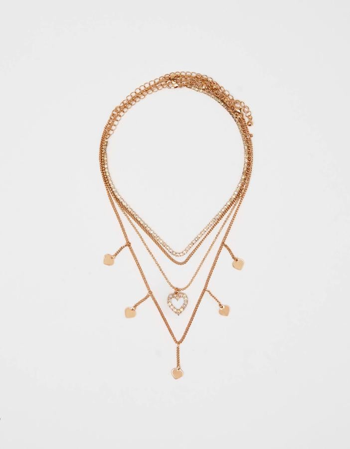 Collar multicadena a varias alturas con abalorios dorados y engarces de strass, de las rebajas de Bershka (3,99 €).