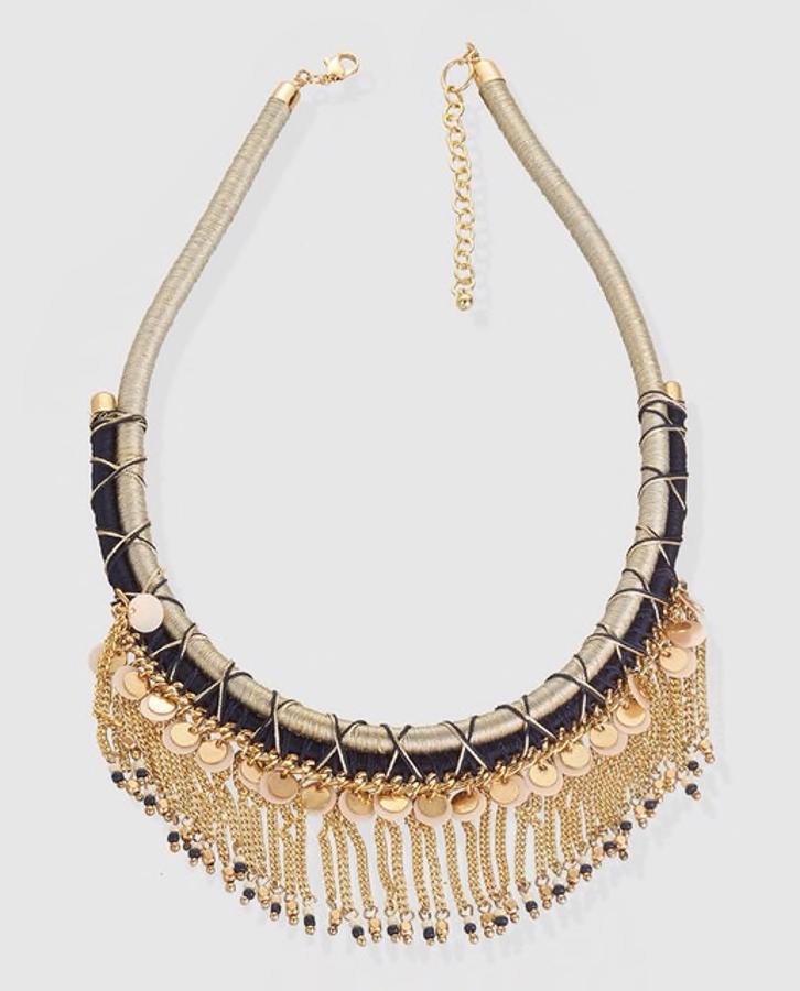 Maxicollar de hilo de seda con flecos metálicos y monedas bordadas, de las rebajas de El Corte Inglés (5,35 €).