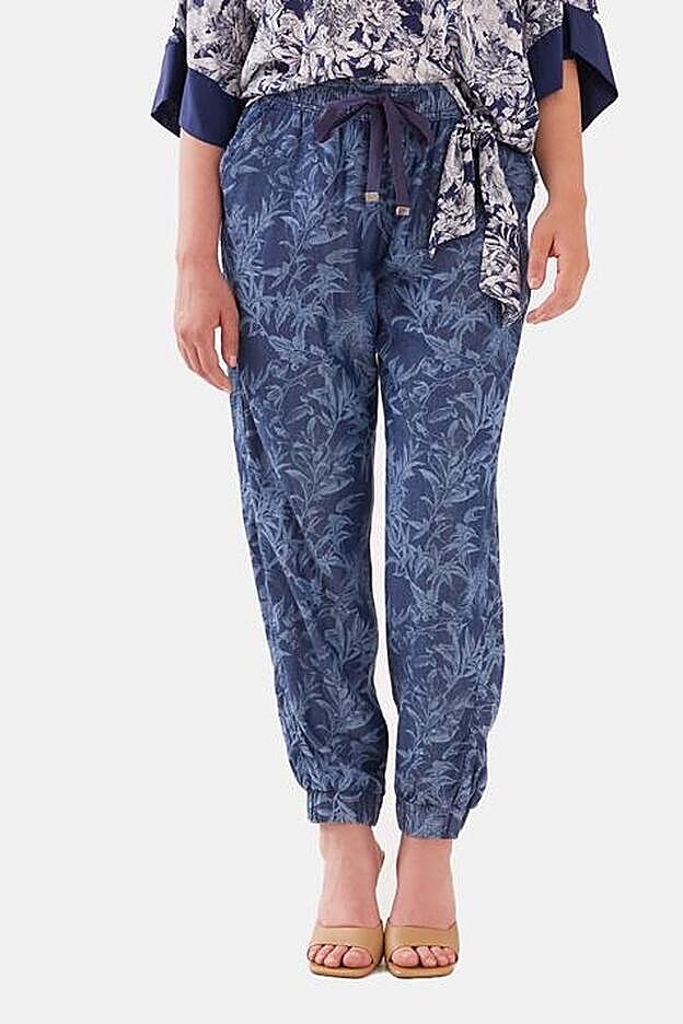 Una versión talla grande del estampado tropical en unos pantalones súper favorecedores.