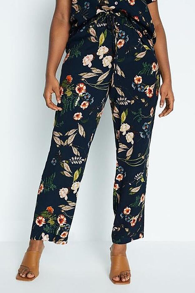 Pantalones con un estampado de flores clásico de Violeta.