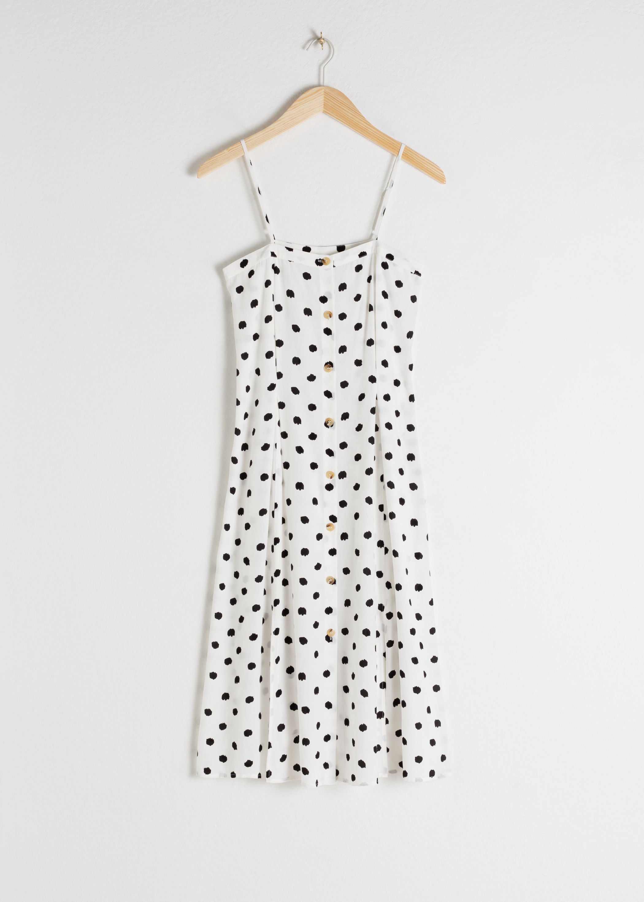 Vestido recto de tirantes con estampado de lunares de las rebajas de &Other Stories. (41 euros).