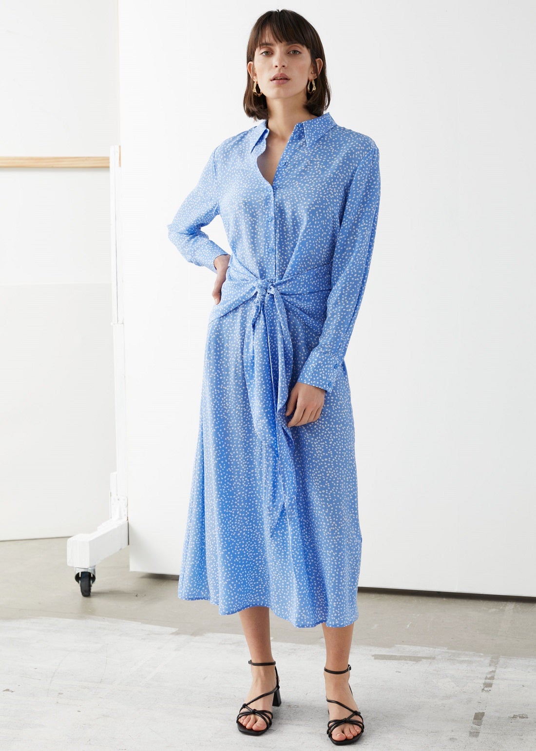 Vestido camisero con estampado de lunares. Rebajado a 59 euros.