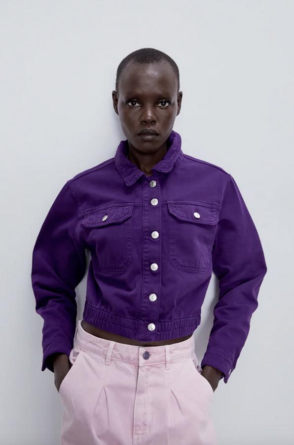 Otra de las propuestas más originales de Zara es esta cazadora en morado oscuro con diseño cropped y cuello de solapa con mangas largas. Con bajo elástico, tenía un precio de 25,95 euros y ahora podemos encontrarla por 9,99 euros en las tallas XXS y XS.