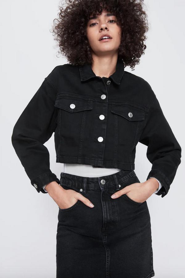 Esta cazadora denim en color negro pertenece a la colección sostenible de Zara y viene con cuello y solapa con mangas largas. Costaba 29,95 euros y ha pasado a costar 19,99 euros. Solo queda en las tallas L y XL.
