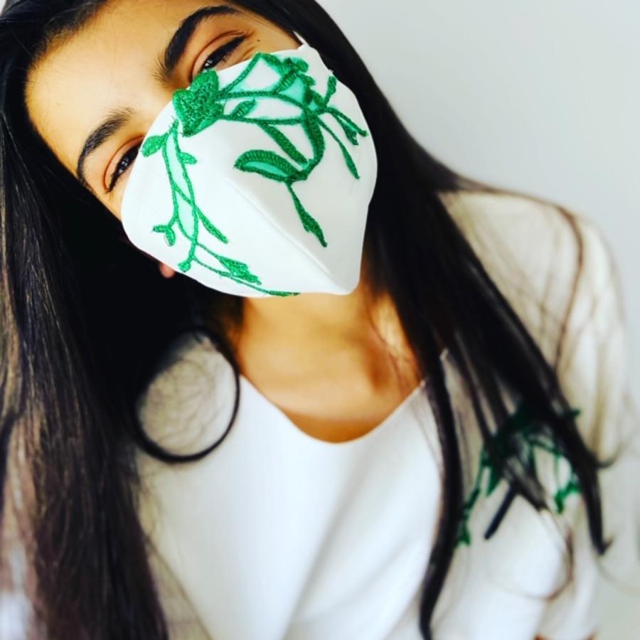 Mascarilla estampada en tonos verdes de Pilar Dalbat (55 euros) concebida como una funda reutilizable y lavable para llevar debajo una mascarilla homologada.