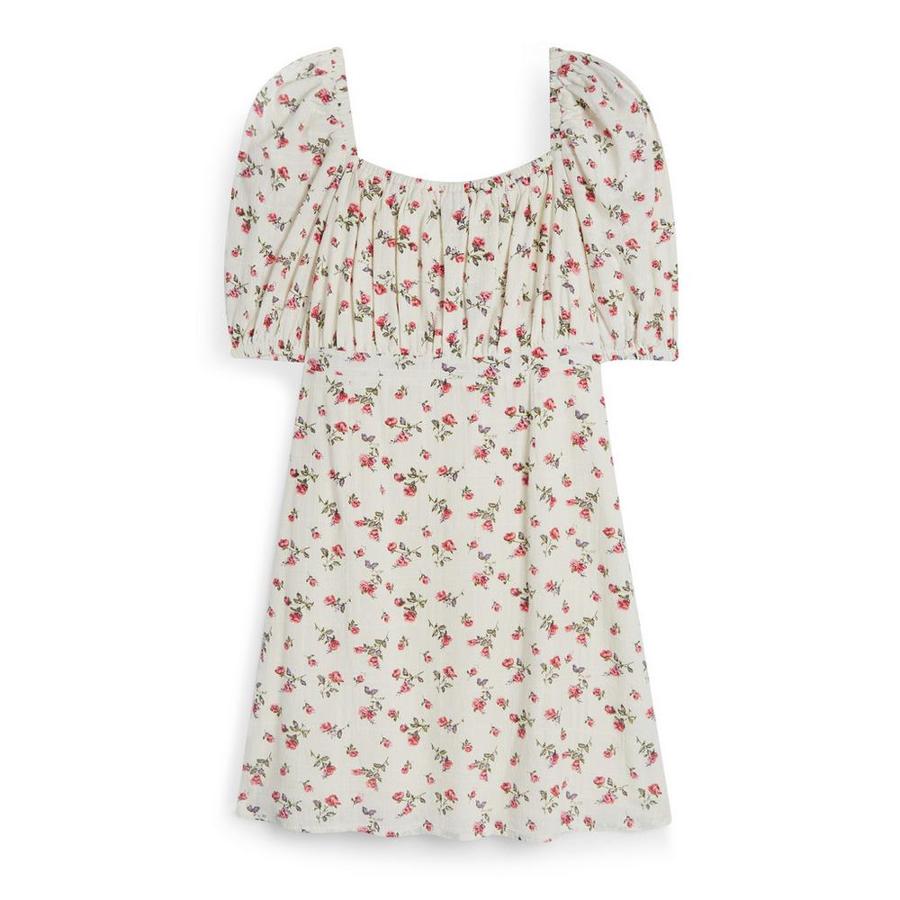 Minivestido de flores pequeñas y escote recto (16 euros).