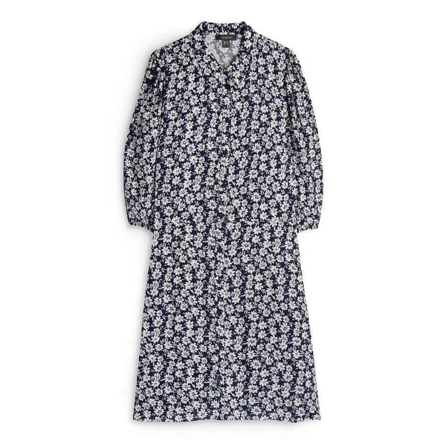 Vestido corto camisero de flores blancas (14 euros).