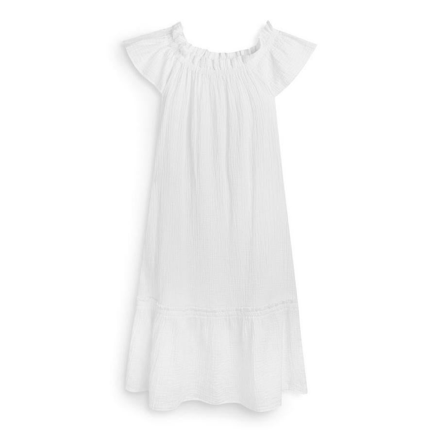 Vestido blanco midi con cuello barco (22 euros).