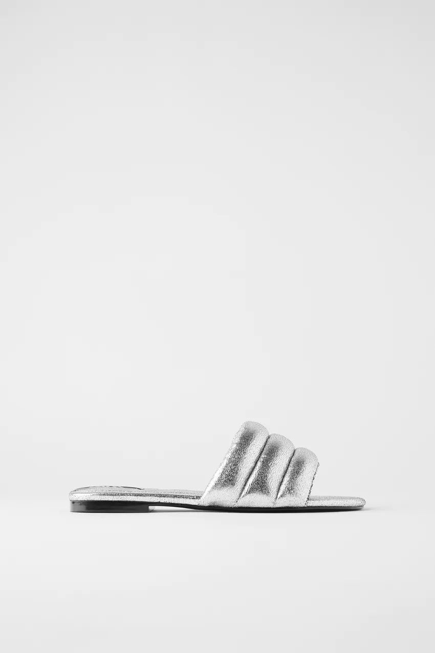 Los diseños acolchados también se han hecho un hueco entre las tendencias del verano, no dejes escapar estas metalizadas de las rebajas de verano de Zara. (12,99 euros).