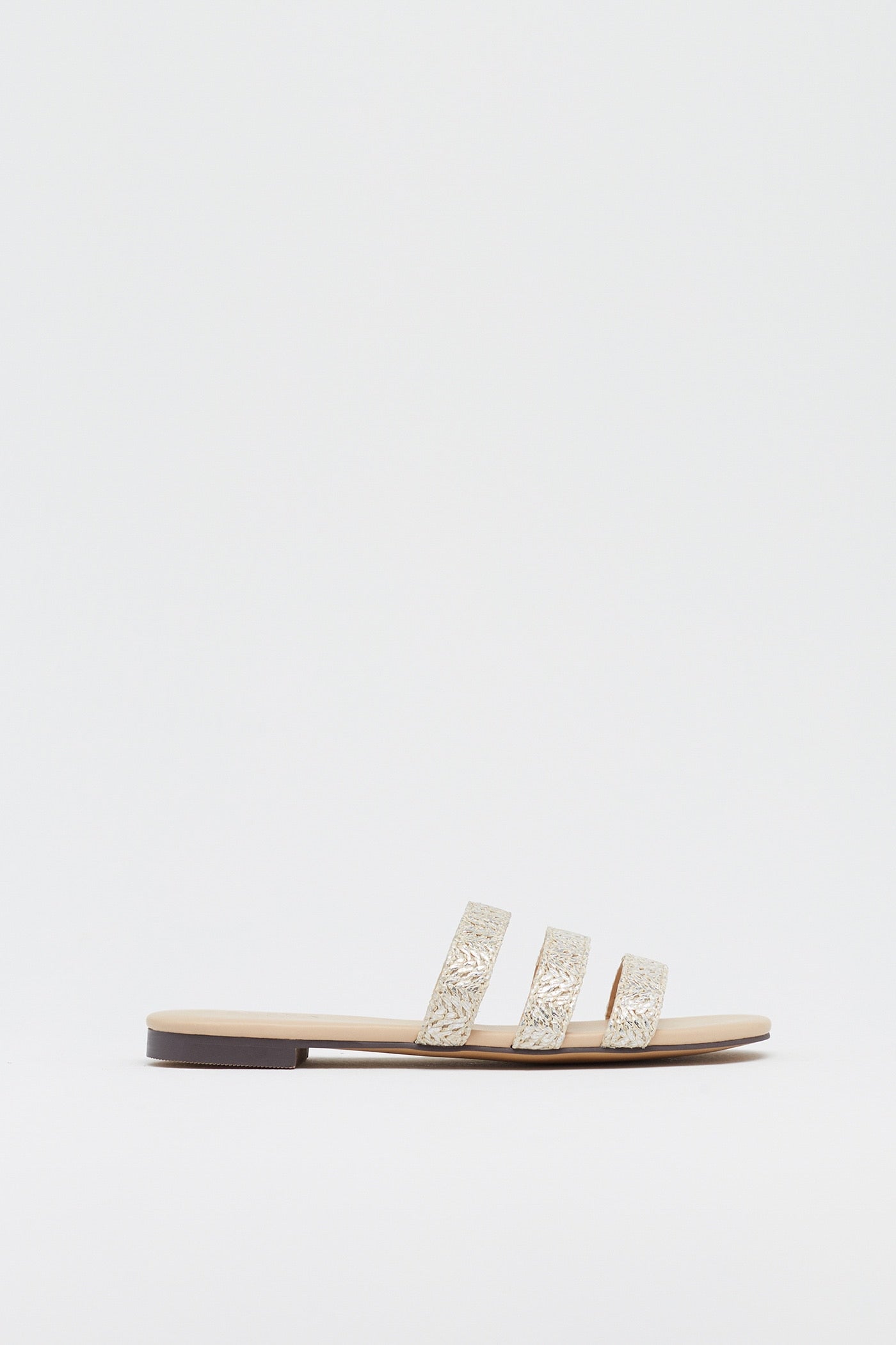 Sandalias planas de Sfera con triple tira de rafia metalizada. ¡Puro verano! Rebajadas a 11,99 euros.