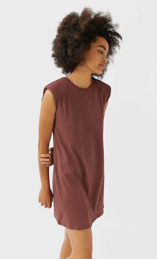 Diseño corto y con hombreras para este sencillo vestido de Stradivarius con manga sisa. Tiene un precio de 15,99 euros y está disponible entre las tallas XS y L, aunque la primera se está agotando.