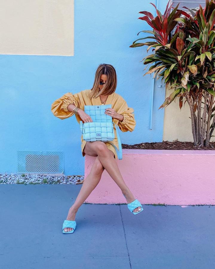 La influencer española Alexandra Pererira es una de las que ya ha apostado por este calzado para sus looks más coloridos. Las que lleva ella, de pala acolchada, son de Bottega Veneta.
