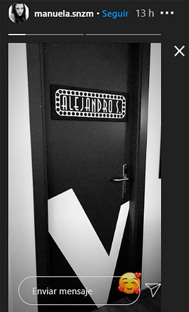 Así mostraba Manuela la puerta del camerino de su padre.