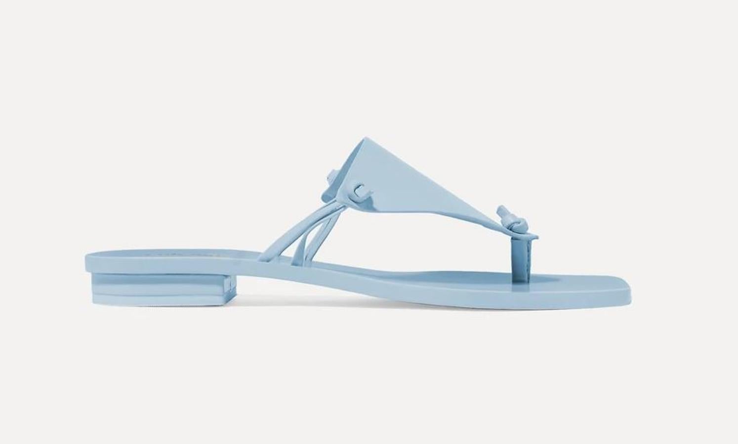 Si eres de las fashionistas incondicionales y prefieres una firma de un perfil más elevado, puedes encontrar estas sandalias planas azules en Cul Gaia rebajadas a la mitad (106 euros en Net a porter).