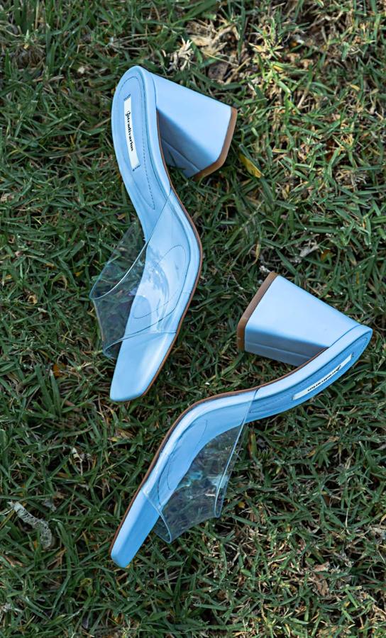 Sandalias azules con pala de vinilo, de la nueva colección de Stradivarius (29,99 euros).