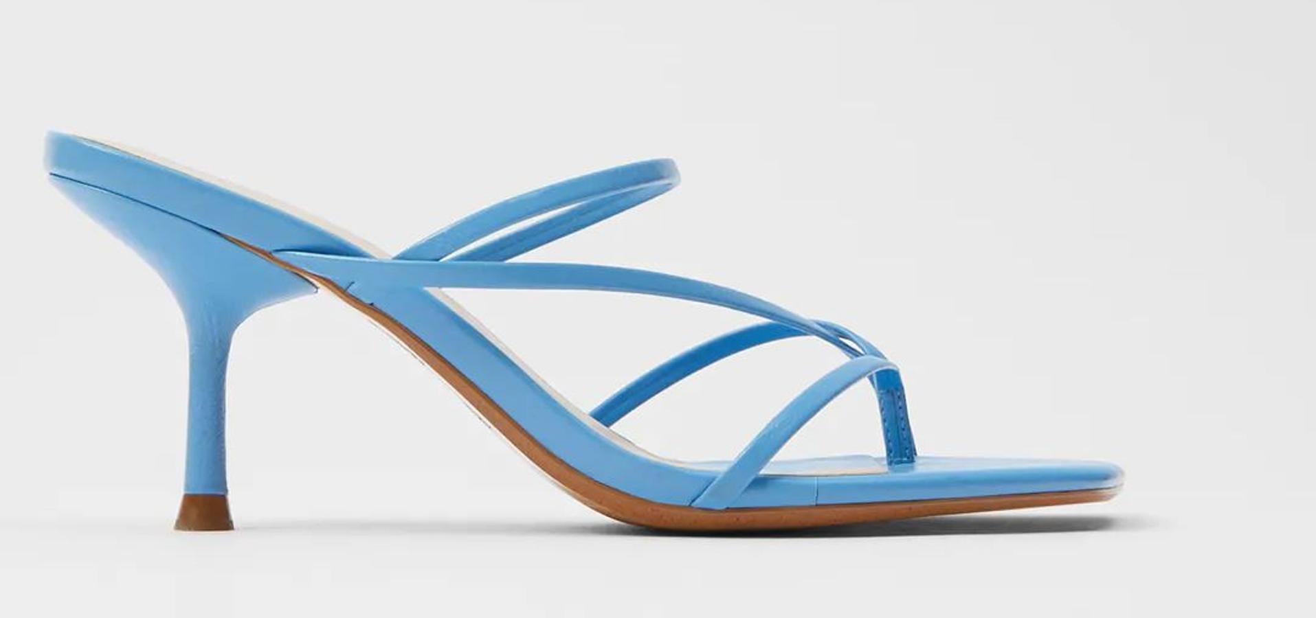 Sandalias multitiras en color azul con tacón medio, de la nueva colección de Zara (25,95 euros).