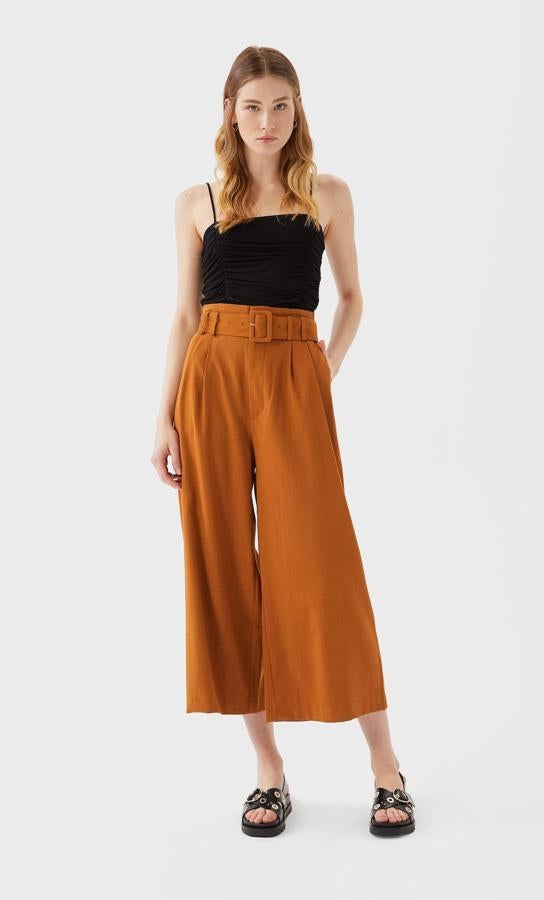 Una de las propuestas más elegantes de Stradivarius es este bonito pantalón culotte en color camel claro con cinturón a tono y hebilla forrada. De 19,99 euros ha pasado a costar 12,99 euros y está disponible entre las tallas XS y L.