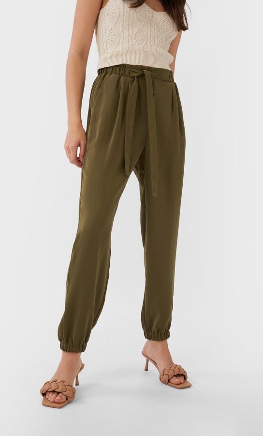 En color caqui, con cintura engomada y cinturón de lazo, este pantalón de diseño baggy viene con bajo engomado y también puedes comprarlo en negro y en blanco. De 17,99 euros ha pasado a 7,99 euros y está disponible entre las tallas XS y M.